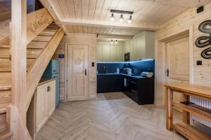 Kuchyň nebo kuchyňský kout v ubytování Łobrotno Gaździna - góralska chałupa na wyłaczność