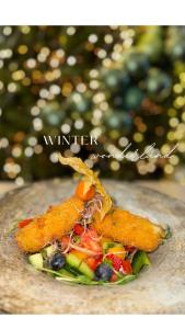 オシュチュニツァにあるHotel Marleneの魚のスティックと野菜が添えられた料理 +27枚の写真