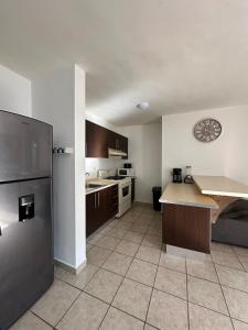 Nhà bếp/bếp nhỏ tại 3 beds 2 bath apartment minutes walk from the beach