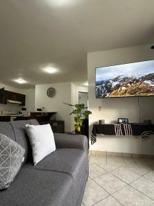 Khu vực ghế ngồi tại 3 beds 2 bath apartment minutes walk from the beach