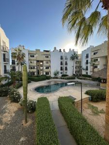 Hồ bơi trong/gần 3 beds 2 bath apartment minutes walk from the beach +19 ảnh