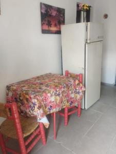 d'une table, de chaises et d'un réfrigérateur. dans l'établissement Areco en lo de Mabel, à San Antonio de Areco