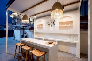 een winkel met een tafel en stoelen in een kamer bij Ralph Pool Villa Pattaya in Ban Huai Yai