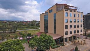 een uitzicht op een hoog gebouw bij The Nest Boutique Hotel in Naivasha