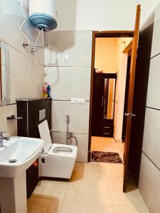 un baño con inodoro y lavabo en Bloom Villa, en Mohali