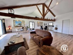 a living room with a couch and a table at Le gite aux oliviers in La Redorte