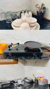 Una encimera de cocina con una sartén sobre una estufa en Bloom Villa, en Mohali