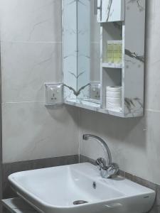 un baño con lavabo y espejo en DESERT ROSE lUXURY CAMP, en Wadi Rum 75 fotos más