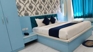 ムスーリーにあるstreem Viewの青いベッドルーム(白いシーツと枕付きのベッド1台付) +7枚の写真
