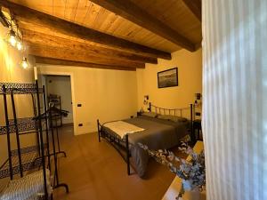 Un dormitorio con una cama y un techo de madera. en Vitis Verde, en Arnasco 24 fotos más
