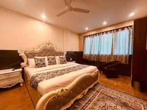 ムスーリーにあるstreem Viewのベッドルーム1室(大型ベッド1台、シーリングファン付)