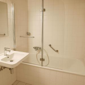 a bathroom with a shower and a sink at Monteur- und Ferienwohnung Bensheim in Bensheim