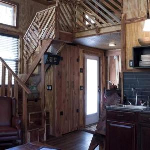 Η κουζίνα ή μικρή κουζίνα στο Charming Pet-Friendly Accommodation on a Beautiful Property near Caney Fork, Tennessee