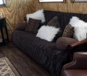 Χώρος καθιστικού στο Charming Pet-Friendly Accommodation on a Beautiful Property near Caney Fork, Tennessee