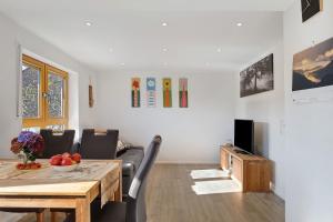 una sala de estar con una mesa y un sofá en Stockerhof, en Elzach