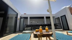 a table with oranges on top of a house at Riad Manoury Marrakech - privates Boutique-Hotel für 6 in Marrakesh