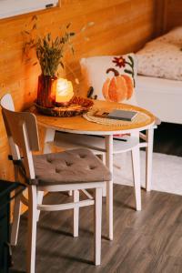 una mesa y dos sillas y una mesa con un mantel en Maringotka Votavka, en Borovy