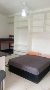 una camera da letto con un letto in una stanza di toninhas 300 mts mar a Ubatuba