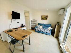 TV a/nebo společenská místnost v ubytování La maisonnette