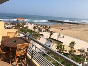 Un balcón con mesa y vista a la playa. en Anglet sables d'or - vue océan, en Anglet