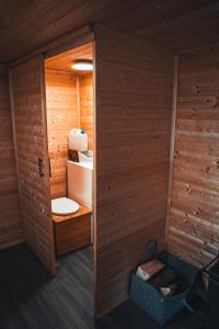 Baño con aseo en una cabaña de madera en Maringotka Votavka, en Borovy