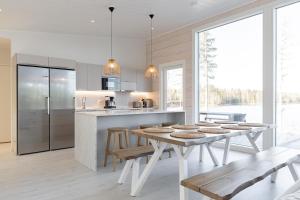 Kuchyň nebo kuchyňský kout v ubytování Kintaus Lakeside Villa