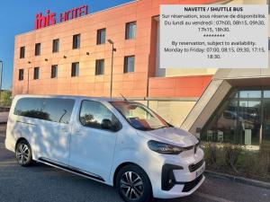 a white smart car parked in front of a building at Ibis Saint-Genis-Pouilly Genève in Saint-Genis-Pouilly