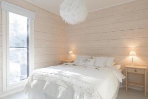 Postel nebo postele na pokoji v ubytování Kintaus Lakeside Villa