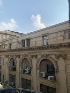 un edificio con ventanas con aires acondicionados en Atlantis Hotel, en El Cairo