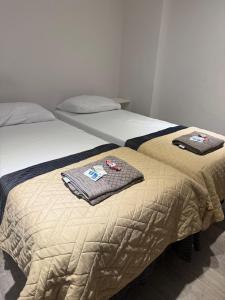 2 letti con asciugamani sopra di DEPARTAMENTO en MICROCENTRO a Corrientes