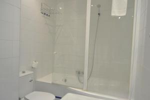 ein weißes Badezimmer mit Dusche und Toilette in der Unterkunft Sunshine Patio de Fernando Colon in Córdoba + 7 Fotos