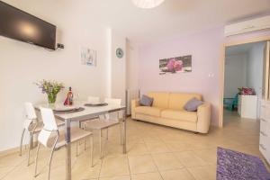 a living room with a table and a couch at Residence Tresor in Gallipoli