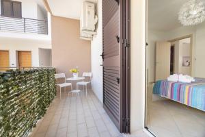 a room with a bed and a table with chairs at Residence Tresor in Gallipoli