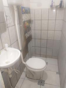 een badkamer met toilet en wastafel bij Quartos para alugar na cop 30 in Ananindeua