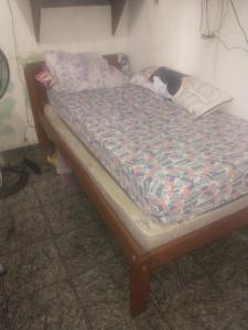 een ongemaakt bed in een hoek van een kamer bij Quartos para alugar na cop 30 in Ananindeua