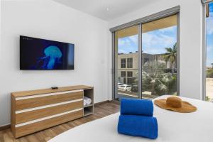 Μια τηλεόραση ή/και κέντρο ψυχαγωγίας στο ⁠Amazing 2BR Condo w/ Gym & Pool in Prime Location