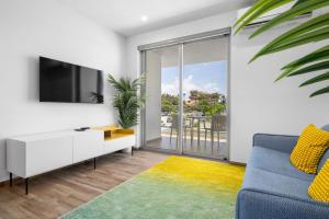 Μια τηλεόραση ή/και κέντρο ψυχαγωγίας στο 2BR2BA Condo w/ Pool, Gym & Balcony @ Palm Beach