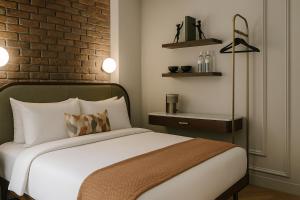 Un dormitorio con una cama y una pared de ladrillo. en The Barker, en Londres