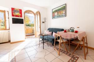 a living room with a table and chairs and a television at Casa Vacanza Le More in Cares