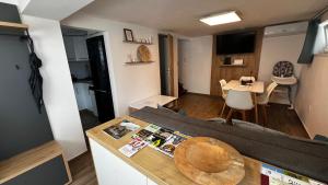 una sala de estar con un sofá y una mesa en Döbrönte MagLak, en Döbrönte