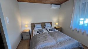 Un dormitorio con dos camas con almohadas encima. en Döbrönte MagLak, en Döbrönte