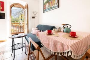 a table with two red cups on it in a room at Casa Vacanza Le More in Cares