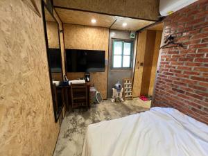 TV a/nebo společenská místnost v ubytování 九份玩具屋