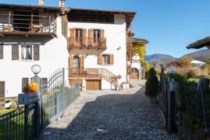 a white house with a fence in front of it at Casa Vacanza Le More in Cares