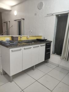 eine Küchenarbeitsplatte mit Spüle in einem Zimmer in der Unterkunft Suíte Pé na areia in Santa Cruz Cabrália + 6 Fotos