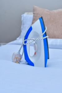 een blauwe bril vastgeketend aan een bed bij Mex Homes Studio Apartment in Nairobi