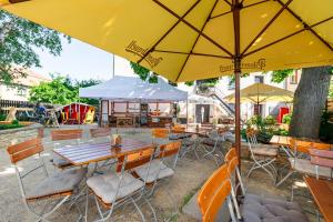 a table and chairs with umbrellas at a restaurant at Relax apartmán na Mlejnici in Nové Strašecí
