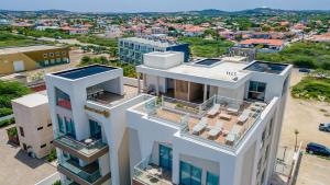 een luchtfoto van een wit gebouw met een stad bij 2BR2BA Condo w/ Pool & Gym – Walk to Palm Beach! in Palm-Eagle Beach