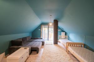 een woonkamer met blauwe muren en banken bij Non stop apartman in Kaposvár