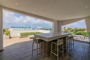 een keuken met een aanrecht en een groot raam bij 2BR2BA Condo w/ Pool & Gym – Walk to Palm Beach! in Palm-Eagle Beach